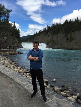 人站在湖边 AI 生成的内容可能不正确。